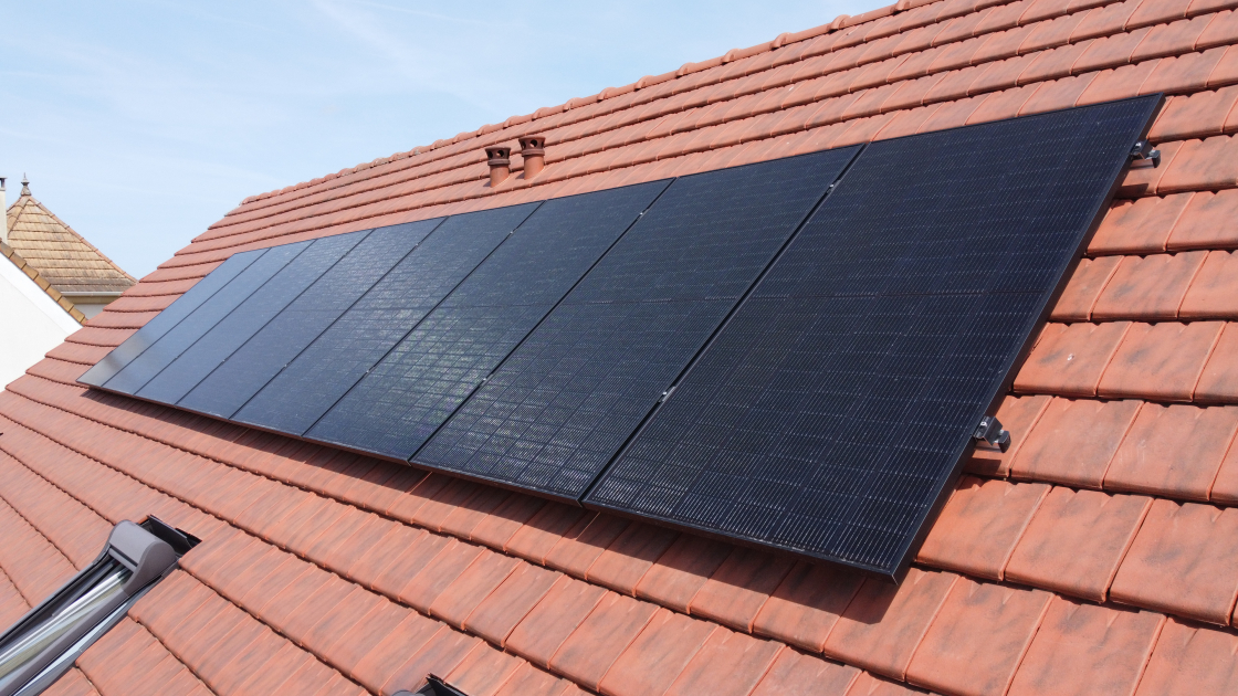 découvrez les avantages d'un toit solaire : économisez de l'énergie, réduisez vos factures et contribuez à la protection de l'environnement grâce à une solution durable et esthétique pour votre habitat.