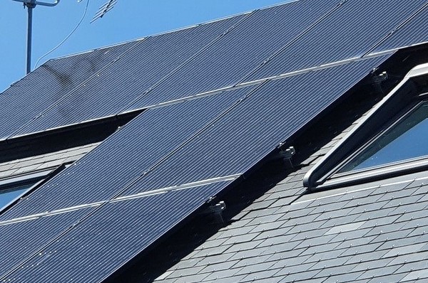 découvrez comment les toits photovoltaïques contribuent à la transition énergétique en france. transformez votre toit en source d'énergie renouvelable et participez à la lutte contre le changement climatique. informez-vous sur les avantages, les aides financières et les meilleures pratiques pour investir dans l'énergie solaire.