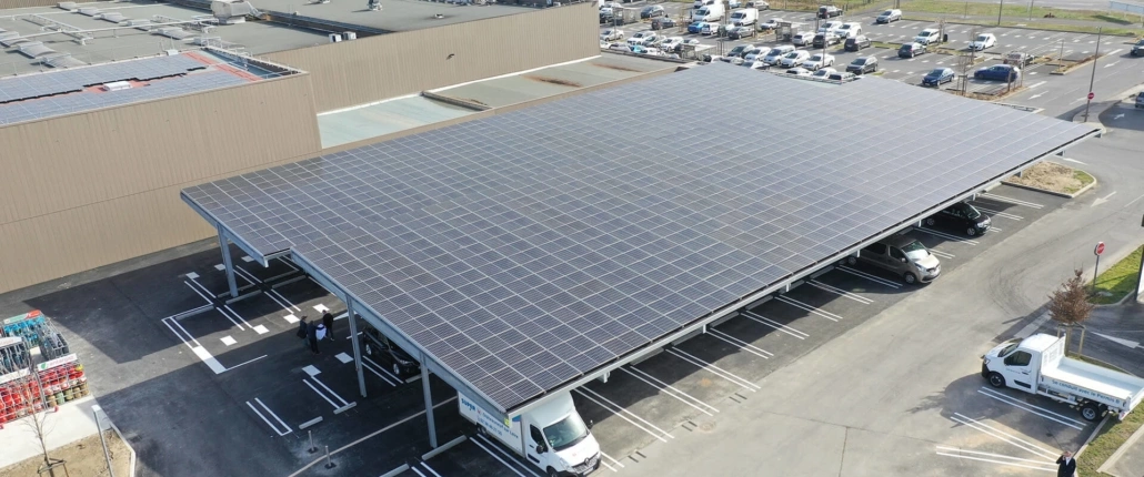 découvrez comment les toits photovoltaïques sur voitures révolutionnent la mobilité durable en offrant une source d'énergie renouvelable pour alimenter vos trajets. alliez innovation technologique et écologie avec cette solution innovante qui transforme votre véhicule en une source d'énergie autonome.