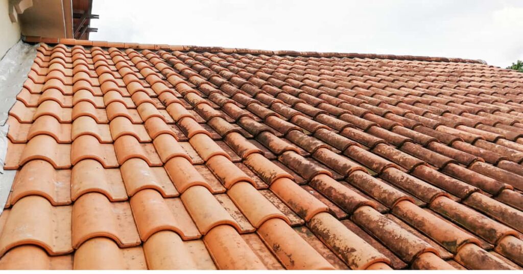 découvrez des astuces gratuites pour optimiser votre toiture ! apprenez à entretenir, réparer et rénover efficacement votre toit sans débourser un centime. suivez nos conseils pratiques pour assurer la longévité de votre toiture tout en préservant votre budget.