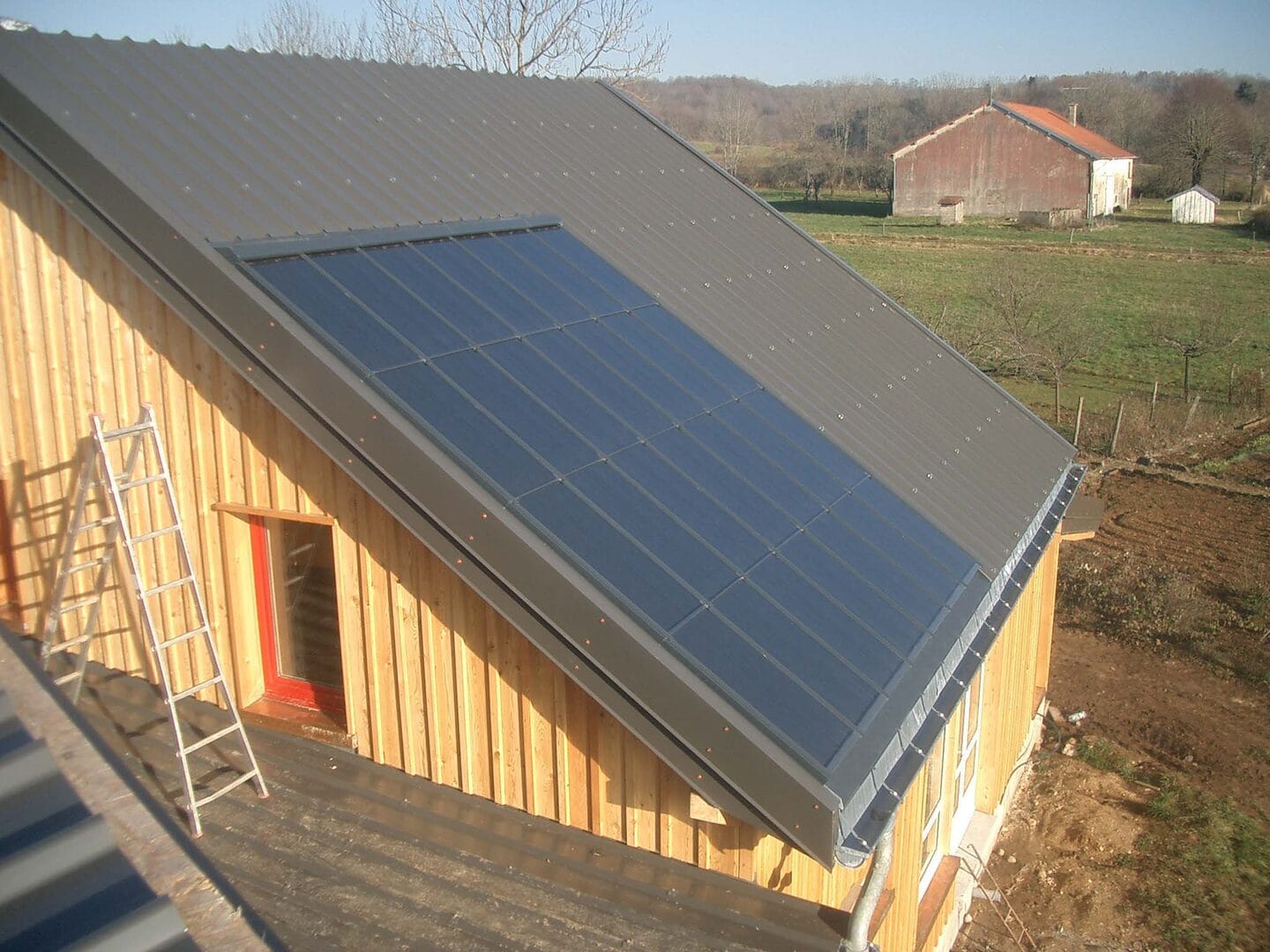découvrez les nombreux avantages des toits photovoltaïques végétaux : une solution durable qui optimise l'énergie solaire tout en améliorant l'isolation thermique, favorisant la biodiversité et contribuant à la réduction des îlots de chaleur urbains. transformez votre toiture en un espace vert et énergétiquement efficace.