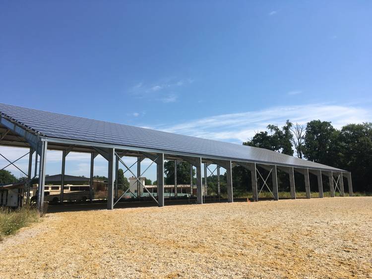 découvrez notre écurie photovoltaïque, un espace innovant alliant passion pour les chevaux et énergies renouvelables. profitez d'une solution durable pour l'alimentation en énergie de votre écurie tout en contribuant à la préservation de l'environnement.
