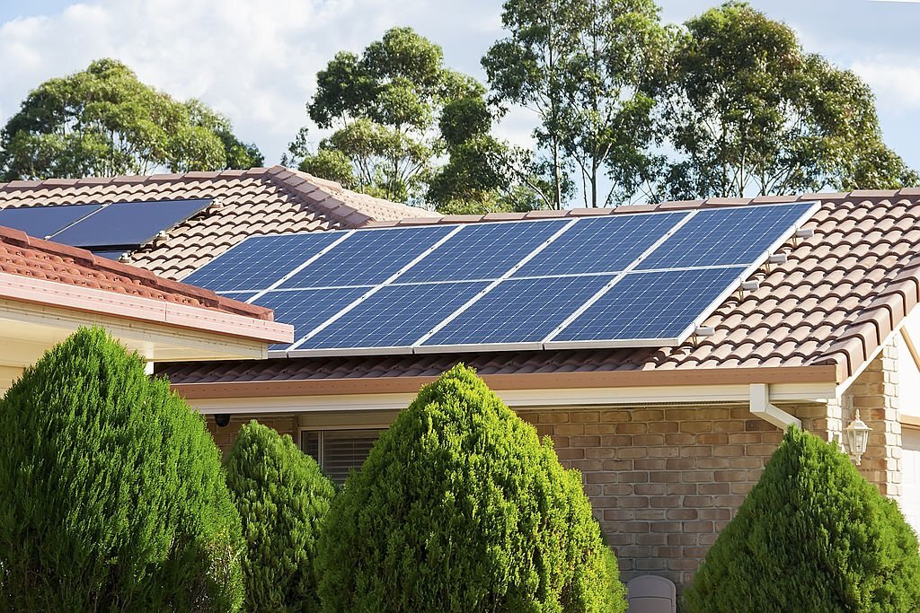 découvrez notre guide complet pour le branchement d'un panneau solaire 220v. apprenez étape par étape comment installer votre système photovoltaïque efficacement et en toute sécurité, tout en maximisant votre production d'énergie renouvelable.