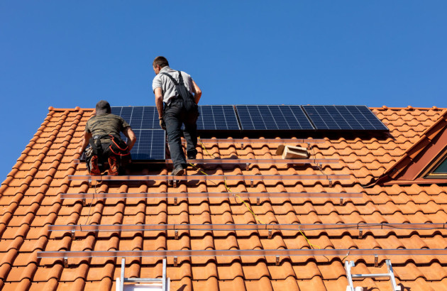 découvrez notre guide complet pour fixer des panneaux solaires sur des tuiles. apprenez les meilleures techniques et conseils pour une installation sécurisée et efficace, garantissant performance et durabilité à votre système solaire.