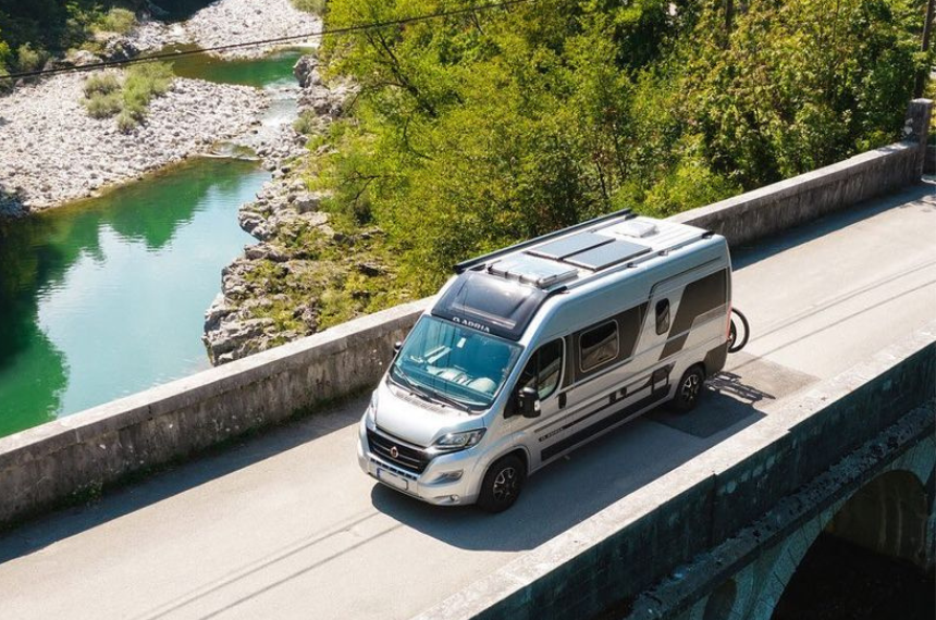 découvrez comment installer des panneaux photovoltaïques sur votre van pour profiter d'une liberté énergétique. suivez notre guide complet pour transformer votre véhicule en maison autonome, tout en préservant l'environnement.