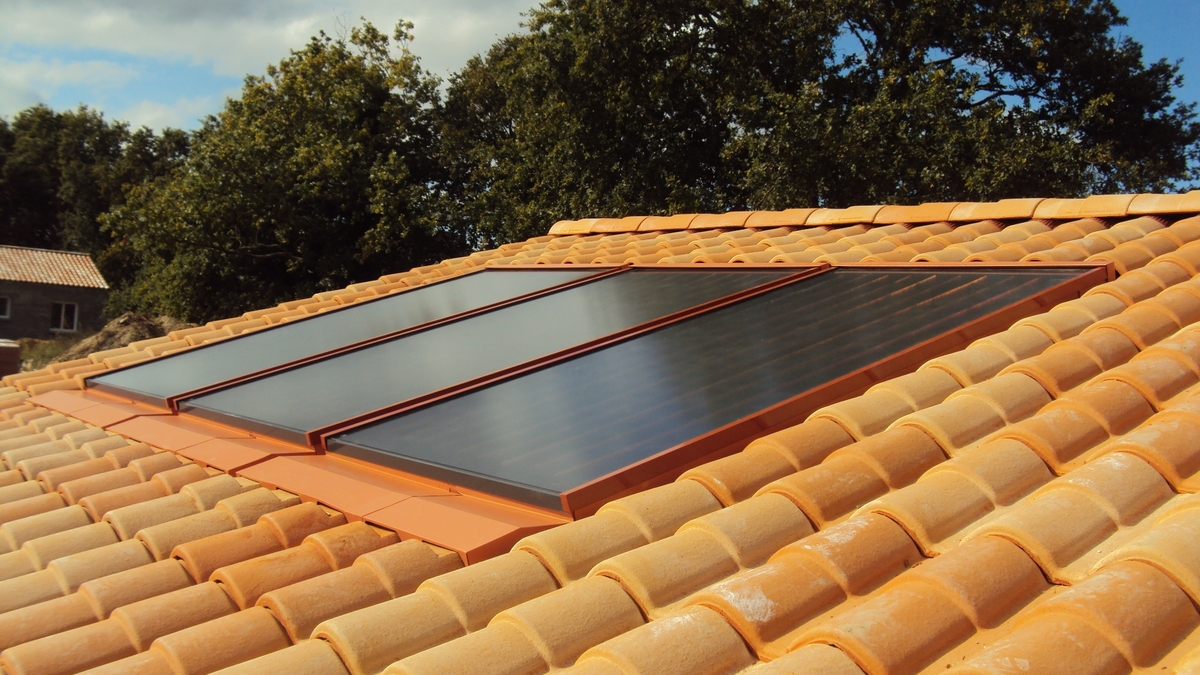 découvrez comment un toit photovoltaïque peut transformer votre habitation en producteur d'électricité, réduire vos factures d'énergie et contribuer à un avenir durable. informez-vous sur les avantages, l'installation et les subventions disponibles pour maximiser votre investissement.