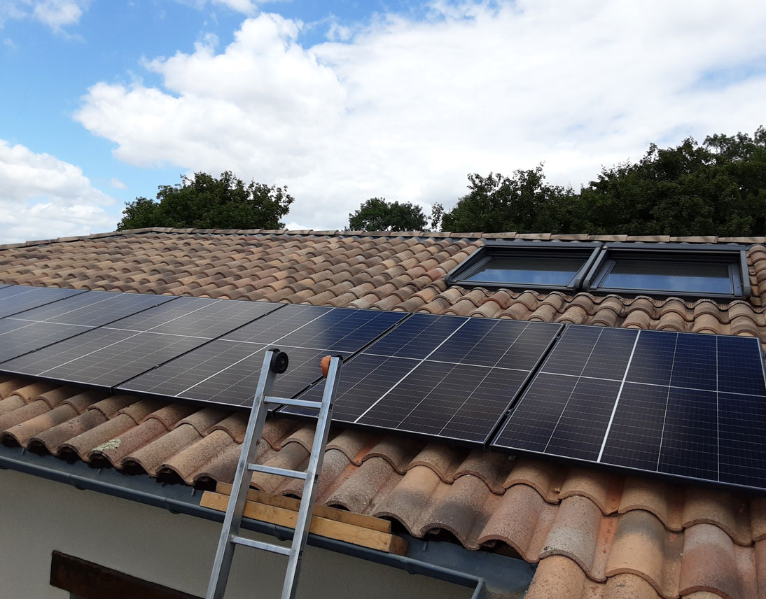 découvrez notre dossier complet sur les systèmes photovoltaïques, une ressource facile à comprendre qui vous guide à travers les étapes de l'installation, les avantages de l'énergie solaire et des conseils pratiques pour maximiser vos économies. transformez votre foyer en une source d'énergie renouvelable en toute simplicité.