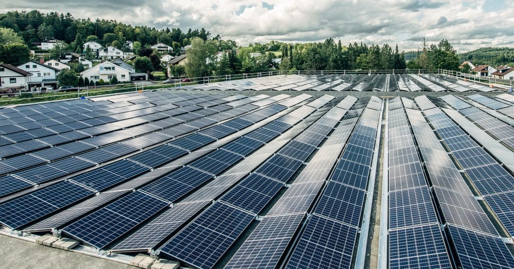 découvrez comment optimiser l'installation de panneaux solaires sur un toit plat pour maximiser votre production d'énergie et réduire vos factures d'électricité. des conseils pratiques et des solutions innovantes pour tirer le meilleur parti de votre système solaire.