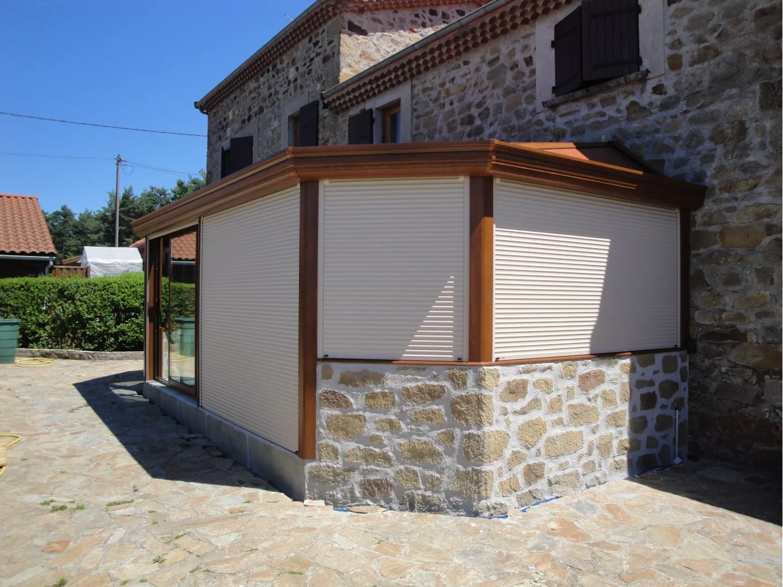 découvrez les avantages d'une véranda solaire : un espace lumineux et chaleureux, alliant confort, économies d'énergie et esthétique. améliorez votre qualité de vie tout en respectant l'environnement grâce à cette solution innovante et durable.