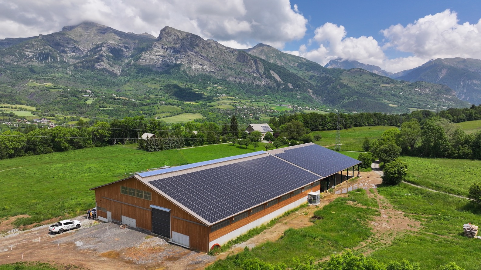 découvrez les avantages des hangars photovoltaïques : une solution énergétique durable qui optimise l'espace tout en produisant de l'électricité verte. idéal pour les entreprises soucieuses de l'environnement et désireuses de réduire leurs coûts énergétiques.
