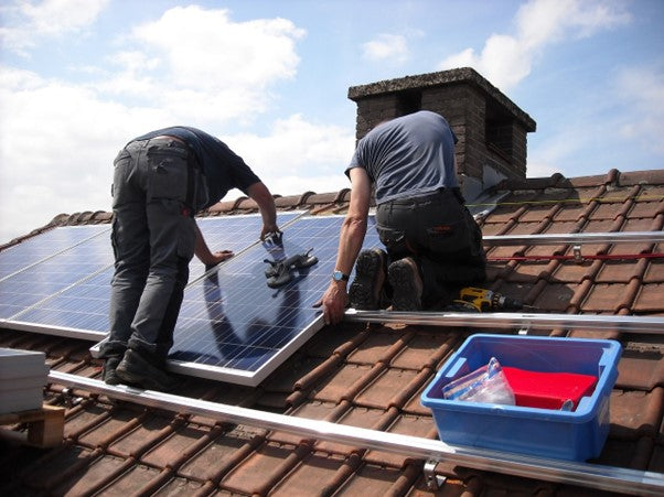 découvrez les différents coûts associés à l'installation de panneaux solaires, les facteurs influençant les prix, ainsi que les aides financières disponibles pour rentabiliser votre investissement tout en réduisant votre empreinte carbone.