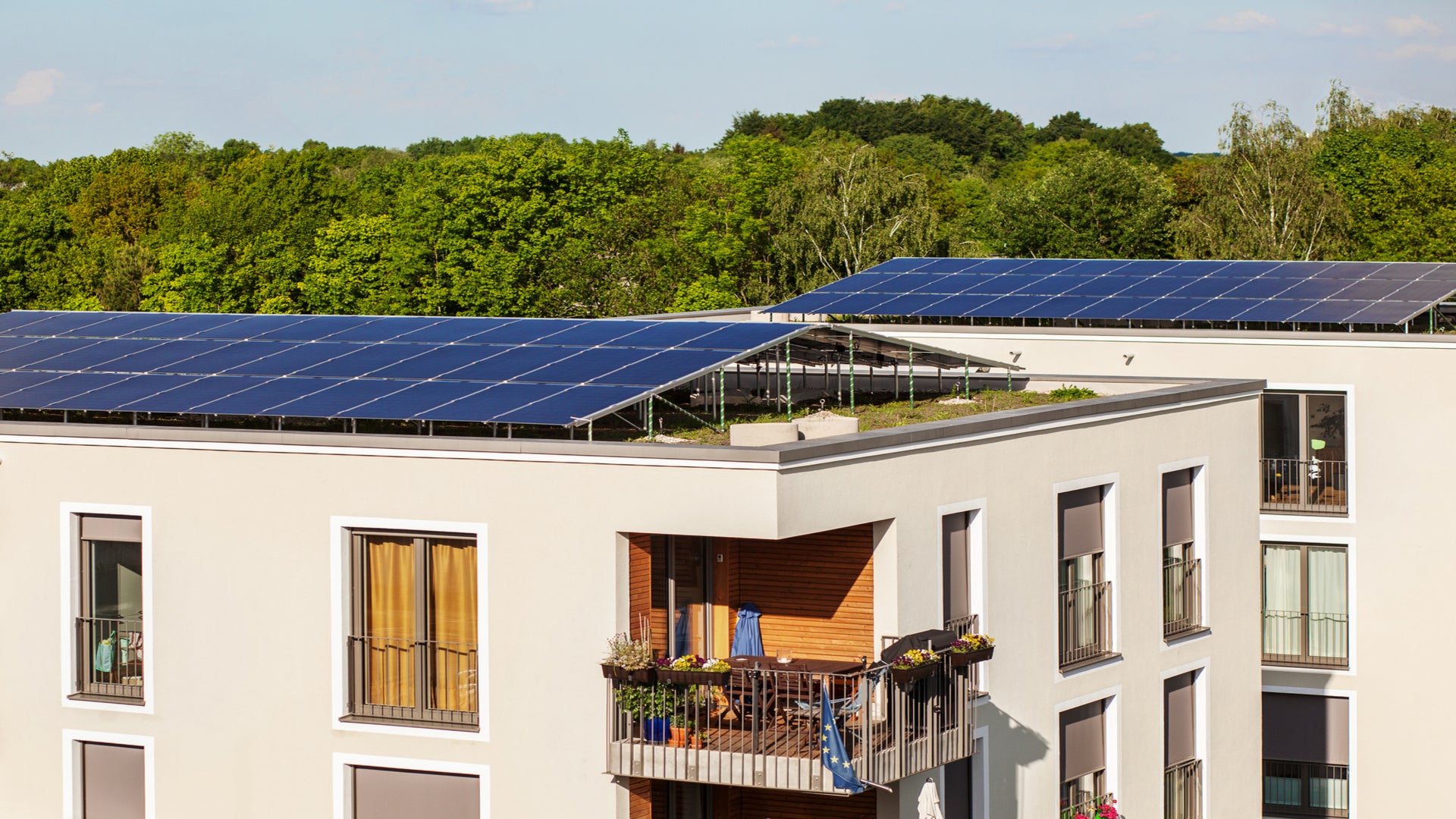 découvrez comment une toiture solaire peut transformer votre maison en une source d'énergie renouvelable tout en réalisant d'importantes économies sur vos factures d'électricité. informez-vous sur les avantages écologiques et financiers d'une installation solaire.