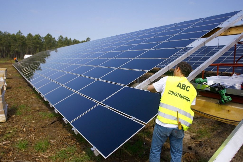 découvrez les nombreux avantages des parcs photovoltaïques en france : production d'énergie renouvelable, réduction des émissions de co2, création d'emplois locaux et valorisation des terrains. engagez-vous pour un avenir plus durable grâce à l'énergie solaire!