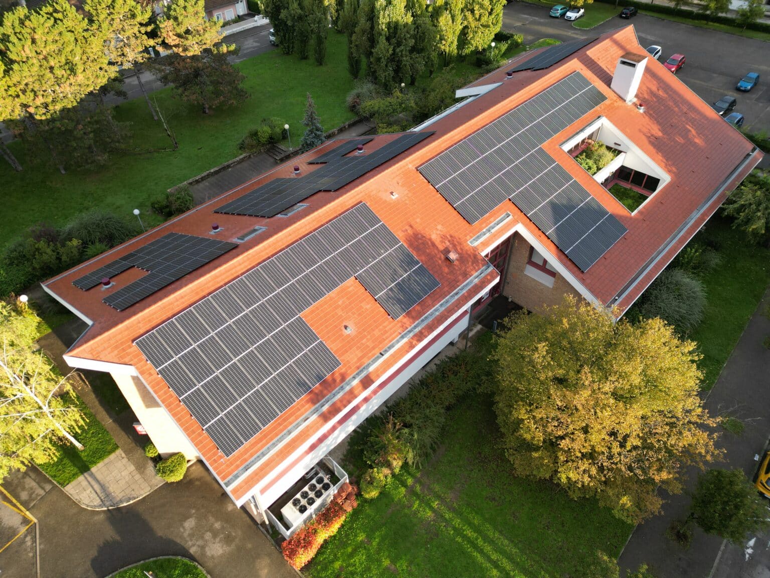 découvrez comment la révolution photovoltaïque transforme notre façon de produire de l'énergie, en rendant l'énergie solaire accessible, durable et économique. explorez les innovations, les avantages écologiques et les perspectives d'avenir de cette technologie révolutionnaire.