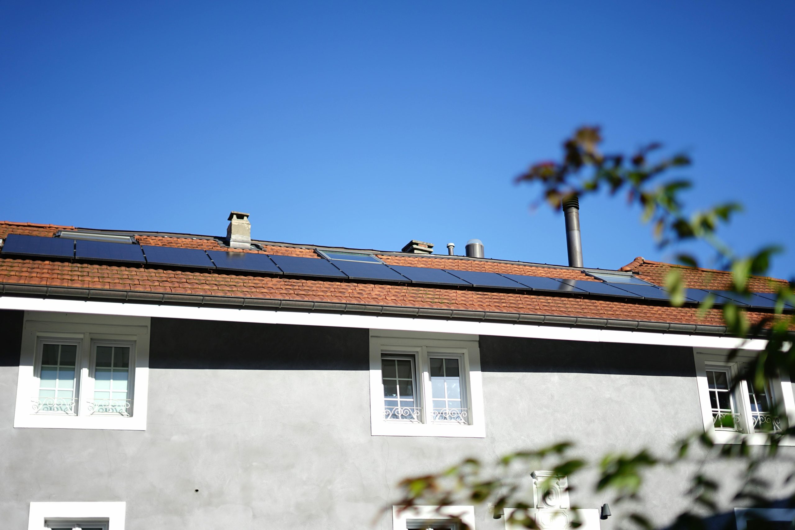 découvrez comment les panneaux solaires peuvent vous permettre de réaliser des économies significatives sur vos factures d'électricité. apprenez les avantages financiers de l'énergie solaire et comment investir dans des solutions durables peut réduire vos coûts tout en protégeant l'environnement.