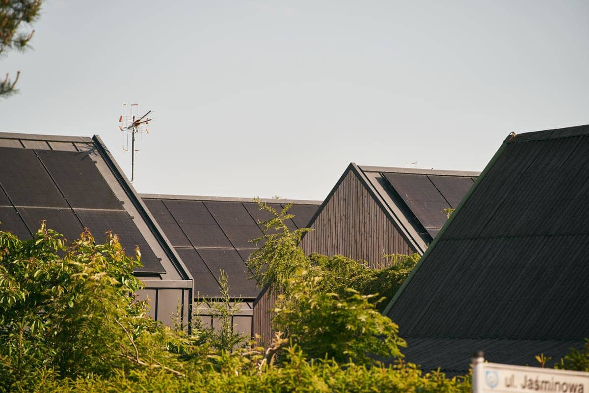 découvrez tout ce qu'il faut savoir sur le coût d'installation des panneaux photovoltaïques. analyse des dépenses, aides disponibles et conseils pour optimiser votre budget tout en investissant dans des énergies renouvelables.