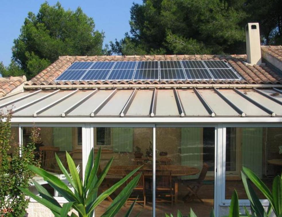 découvrez notre guide complet sur les panneaux photovoltaïques pour toit. apprenez tout sur les avantages, l'installation, l'entretien et les économies d'énergie qu'ils offrent. transformez votre toit en source d'énergie renouvelable et réduisez votre empreinte carbone dès aujourd'hui !