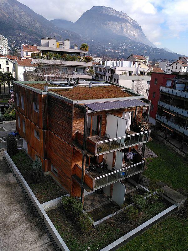 découvrez comment la synergie entre l'énergie solaire et la végétalisation peut transformer nos espaces urbains, favoriser la biodiversité et réduire notre empreinte carbone tout en créant des environnements durables et esthétiques.