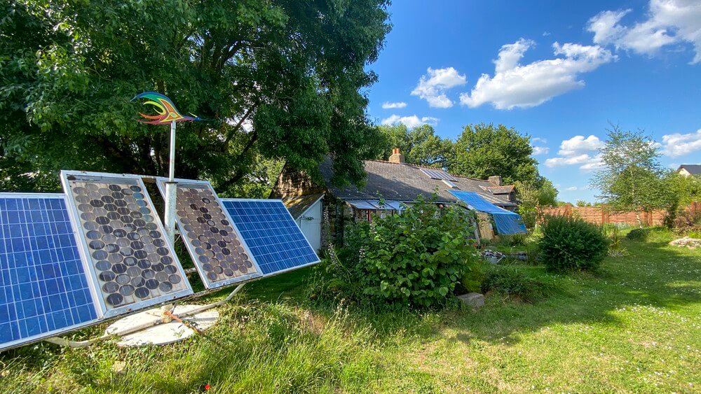 découvrez le concept de maison autonome : un habitat durable et écologique qui produit sa propre énergie, recycle les eaux et minimise son empreinte carbone. explorez les avantages d'une vie en harmonie avec la nature tout en garantissant votre indépendance énergétique.