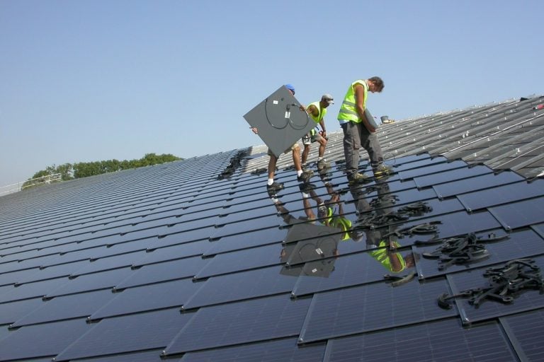 découvrez notre tuile solaire innovante, une solution écologique et esthétique qui transforme votre toit en source d'énergie renouvelable. profitez d'une conception moderne et d'une efficacité énergétique optimale pour réduire votre empreinte carbone tout en embellissant votre maison.