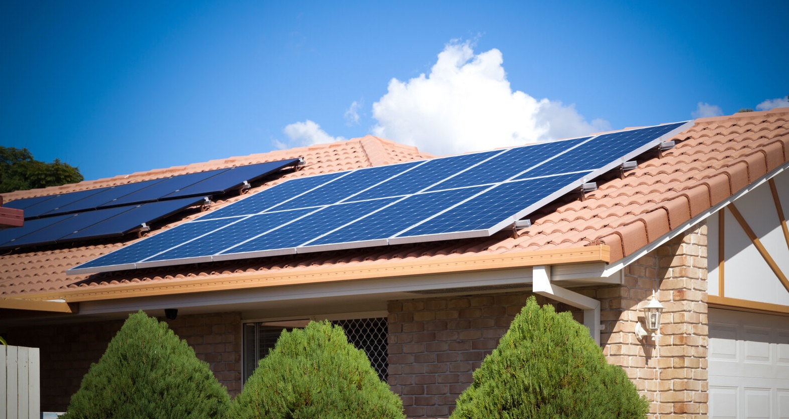 découvrez nos tuiles solaires discrètes, alliant design élégant et performance énergétique. idéales pour une intégration harmonieuse sur votre toit, elles vous permettent de produire de l'énergie renouvelable sans compromettre l'esthétique de votre maison.