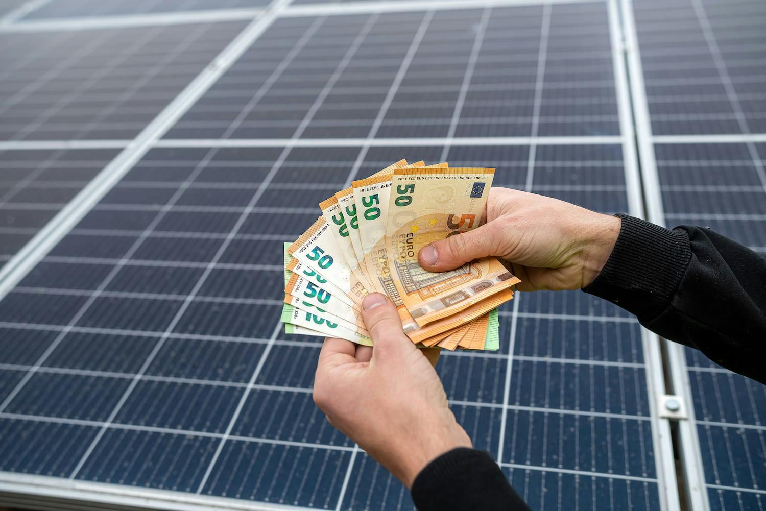 découvrez tout ce que vous devez savoir sur le coût des panneaux photovoltaïques : prix d'achat, installation, économies d'énergie et aides financières disponibles. faites le choix éco-responsable pour votre maison!