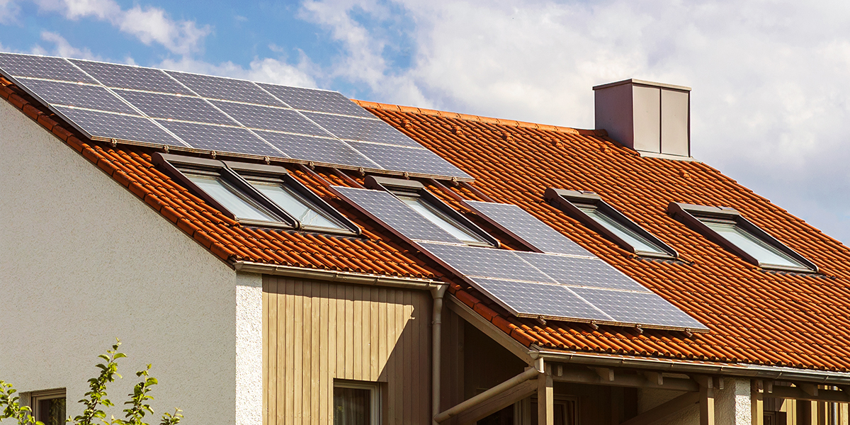 découvrez les différents facteurs influençant le coût des installations photovoltaïques, des aides financières disponibles et les économies potentielles sur vos factures d'énergie grâce à l'énergie solaire.