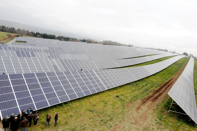 découvrez tout ce qu'il faut savoir sur le poids des panneaux photovoltaïques : impact sur l'installation, matériaux utilisés, et conseils pour un montage sécurisé et durable.