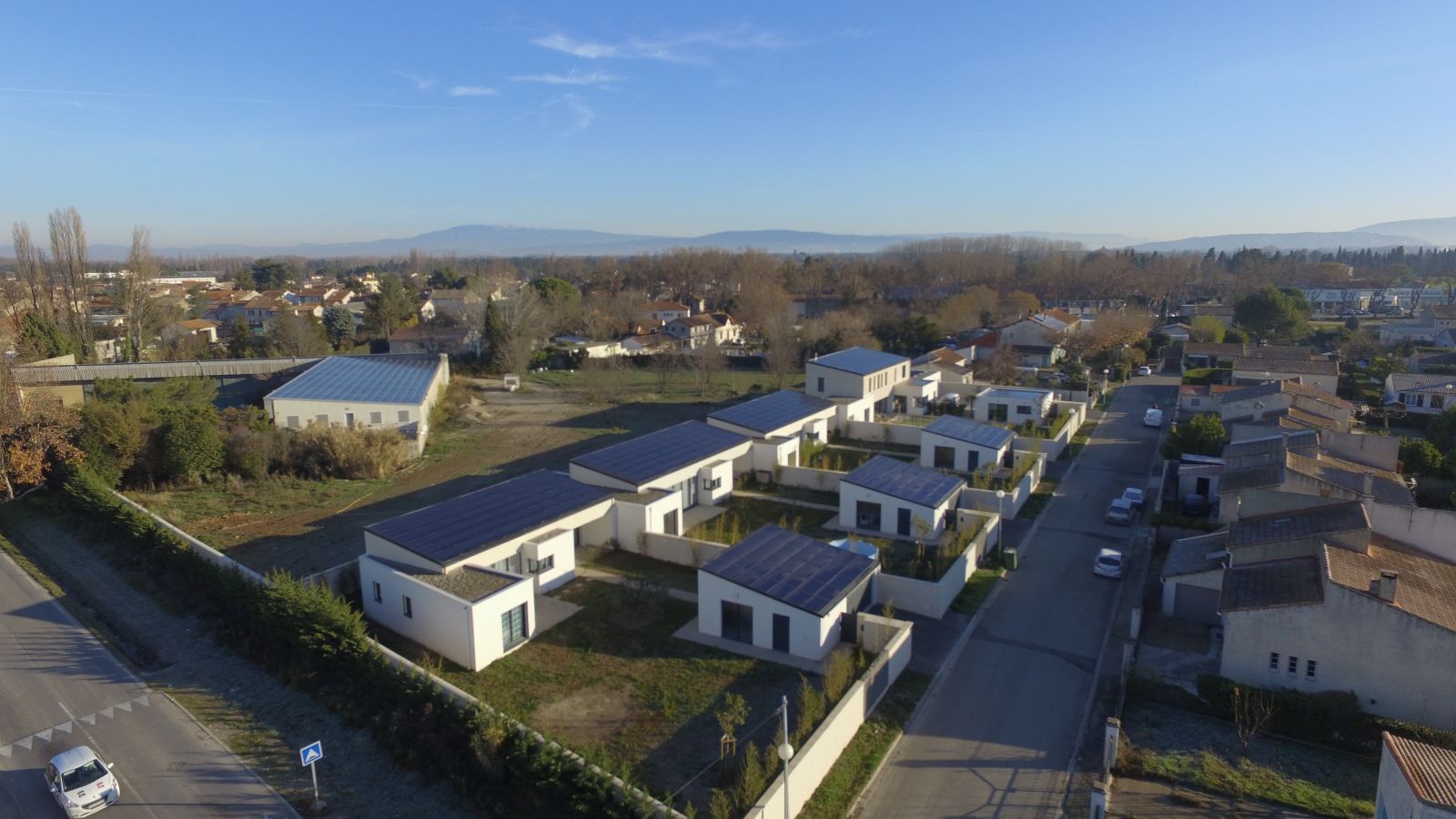 découvrez le toit photovoltaïque tesla, une solution innovante qui allie esthétique et performance énergétique. transformez votre maison en un générateur d'électricité propre et durable tout en préservant son style.