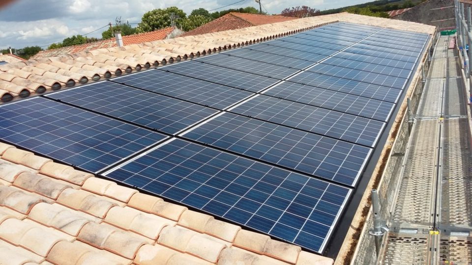 découvrez les multiples avantages des panneaux photovoltaïques : une solution écologique pour réduire votre facture d'énergie, augmenter la valeur de votre propriété et contribuer à la transition énergétique. explorez les bénéfices financiers et environnementaux d'une installation photovoltaïque.