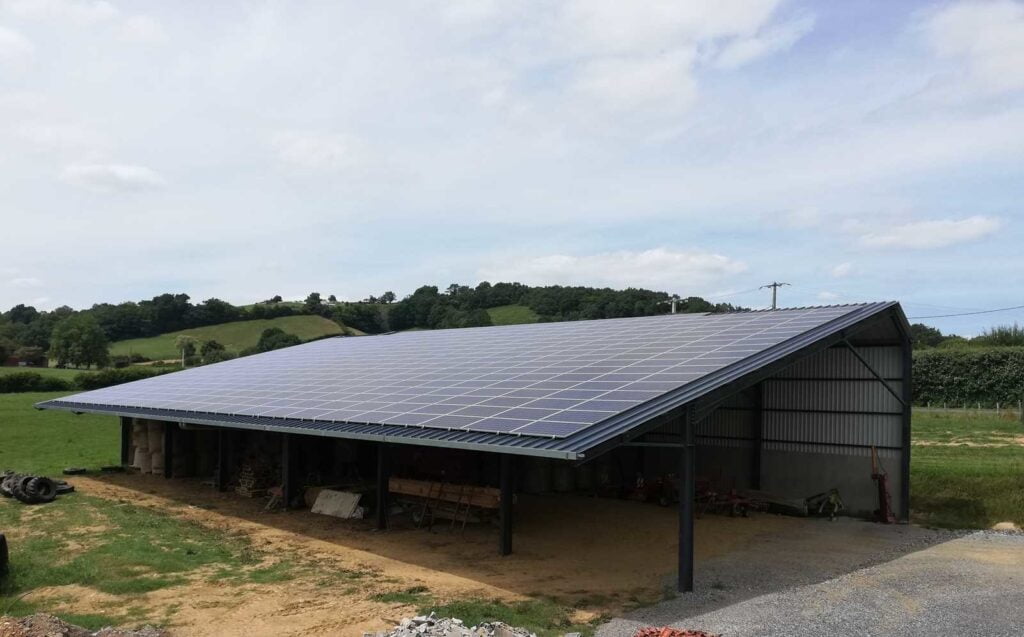 découvrez comment le bâtiment photovoltaïque agricole transforme l'agriculture moderne en intégrant des solutions durables. profitez d'une efficacité énergétique optimale tout en préservant l'environnement grâce à des technologies innovantes adaptées aux besoins des exploitations agricoles.