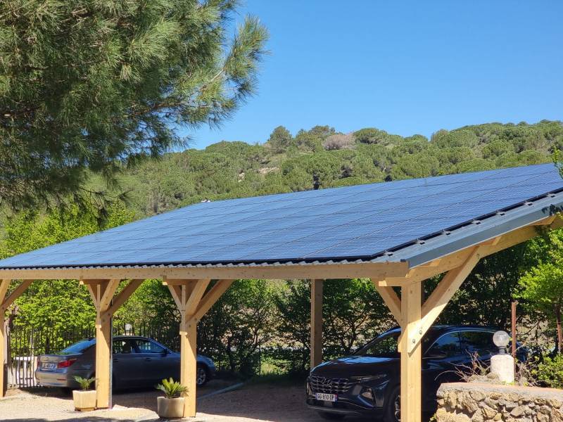 découvrez notre abri voiture photovoltaïque, une solution innovante alliant protection pour votre véhicule et production d'énergie verte. profitez des avantages du solaire tout en préservant votre voiture des intempéries.