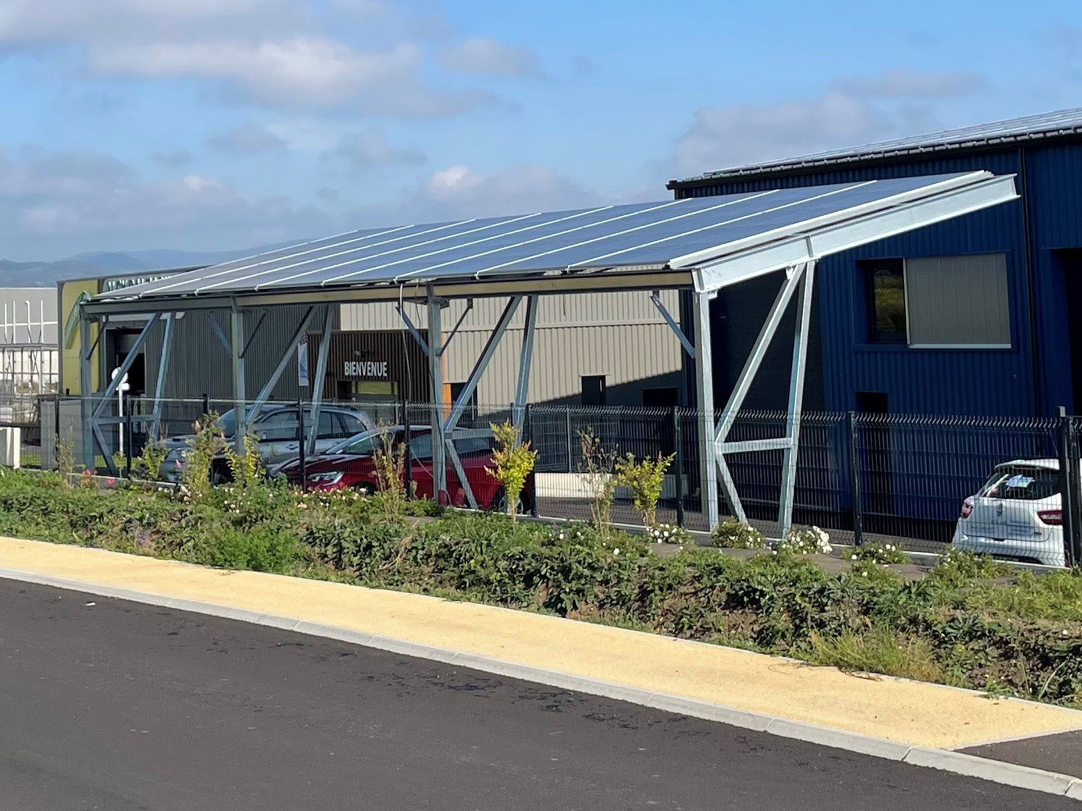 découvrez notre carport en bois photovoltaïque, alliant design moderne et écologie. protégez votre véhicule tout en produisant votre propre énergie solaire. idéal pour valoriser votre espace extérieur et réduire votre empreinte carbone.