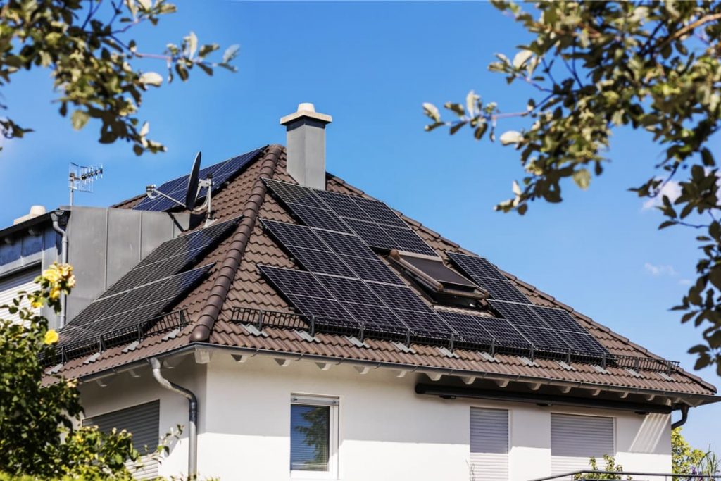 découvrez les nombreux avantages des panneaux photovoltaïques installés sur votre toit, tels que la réduction des factures d'électricité, l'impact positif sur l'environnement et la valorisation de votre bien immobilier.