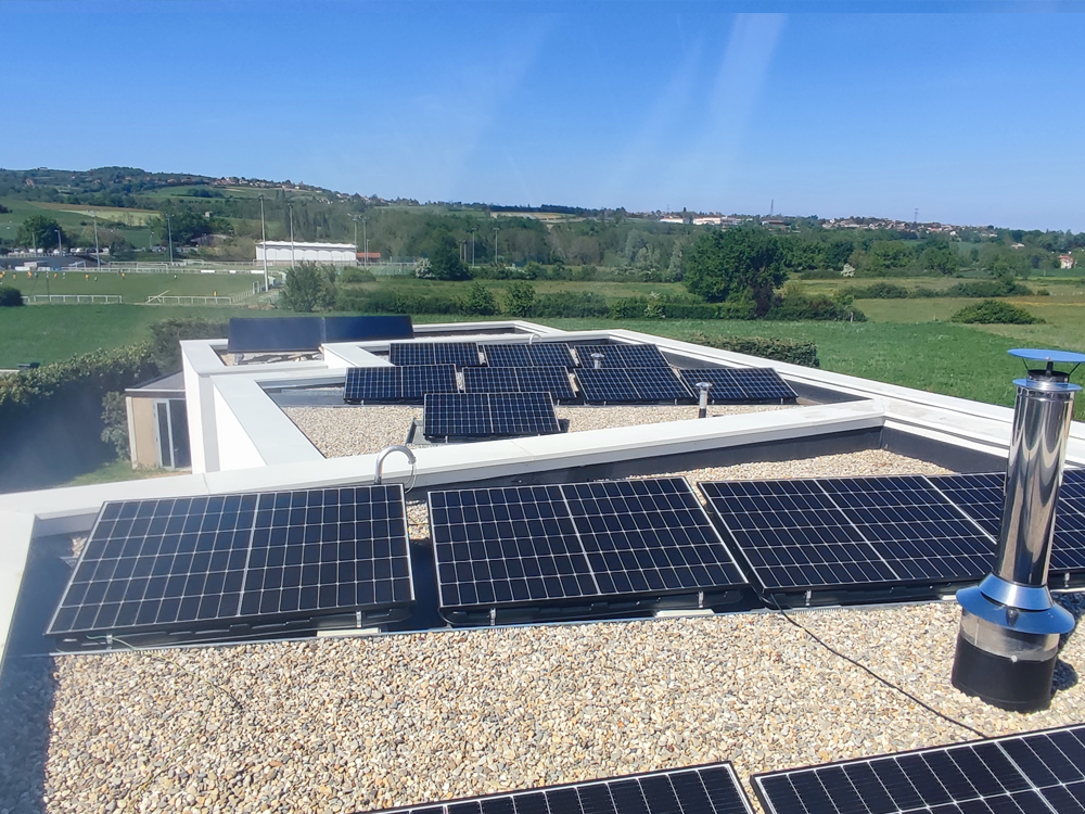 découvrez les nombreux avantages d'une maison à toit plat équipée de panneaux photovoltaïques. alliant modernité et efficacité énergétique, cette solution innovante vous permet de réduire vos factures d'énergie et de valoriser votre bien immobilier. informez-vous sur les bénéfices écologiques et économiques de cette construction durable.