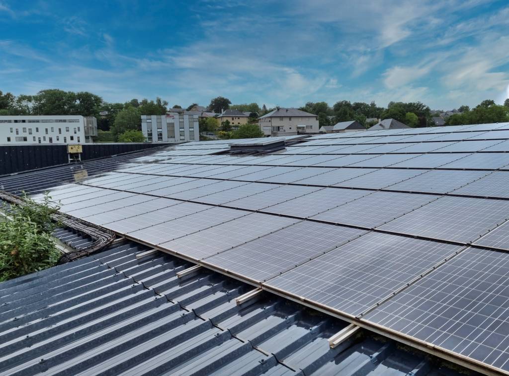 découvrez notre service de location de toits industriels équipés de panneaux photovoltaïques. optimisez votre surface en générant de l'énergie renouvelable tout en réduisant vos coûts. une solution durable et rentable pour les entreprises soucieuses de leur impact environnemental.