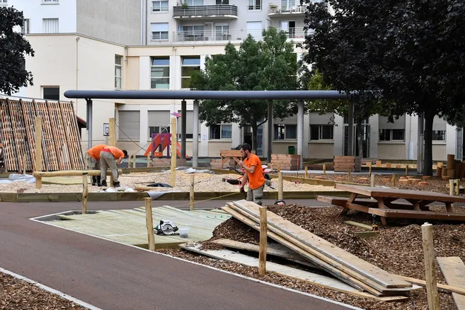 découvrez comment la végétalisation des collectivités transforme les espaces urbains en lieux de vie durables et enchanteurs. explorez les bienfaits environnementaux, sociaux et économiques de l'intégration de la nature dans les projets d'aménagement urbain.