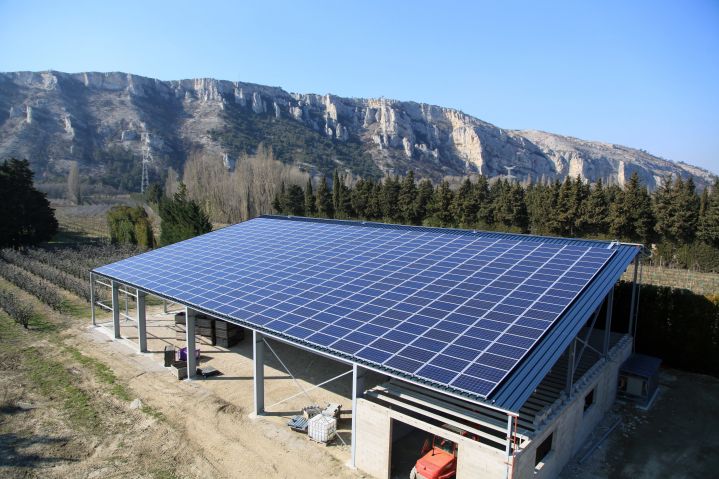 découvrez les avantages de la toiture photovoltaïque agricole : une solution durable et économique pour produire votre propre énergie, réduire vos coûts d'exploitation et contribuer à la transition énergétique tout en préservant l'environnement.