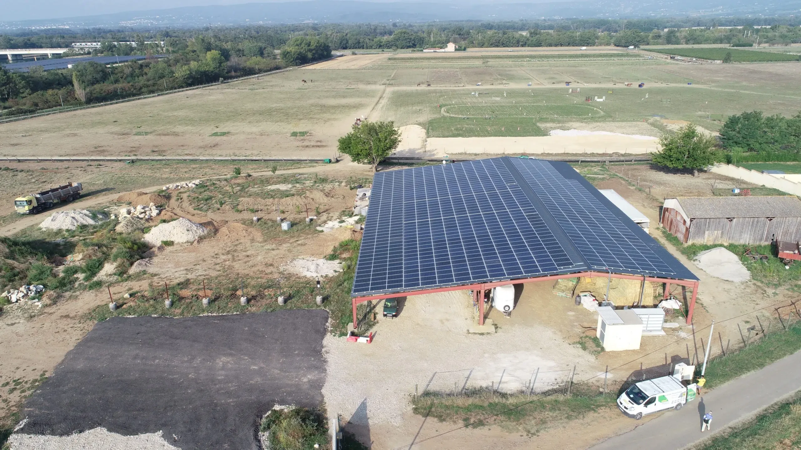 découvrez notre hangar photovoltaïque de 300 kwc, une solution éco-responsable pour produire de l'énergie renouvelable. optimisez vos espaces tout en réduisant votre empreinte carbone grâce à une installation performante et durable.