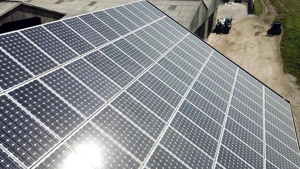 découvrez comment les panneaux photovoltaïques peuvent transformer l'agriculture en offrant une source d'énergie renouvelable et en augmentant la rentabilité des exploitations. apprenez les avantages, les installations adaptées et les aides disponibles pour intégrer cette technologie dans vos projets agricoles.