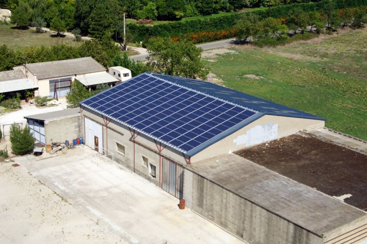 découvrez l'innovation durable avec notre hangar solaire, une solution écologique pour stocker vos équipements tout en produisant votre propre énergie renouvelable. optez pour un espace pratique et respectueux de l'environnement.