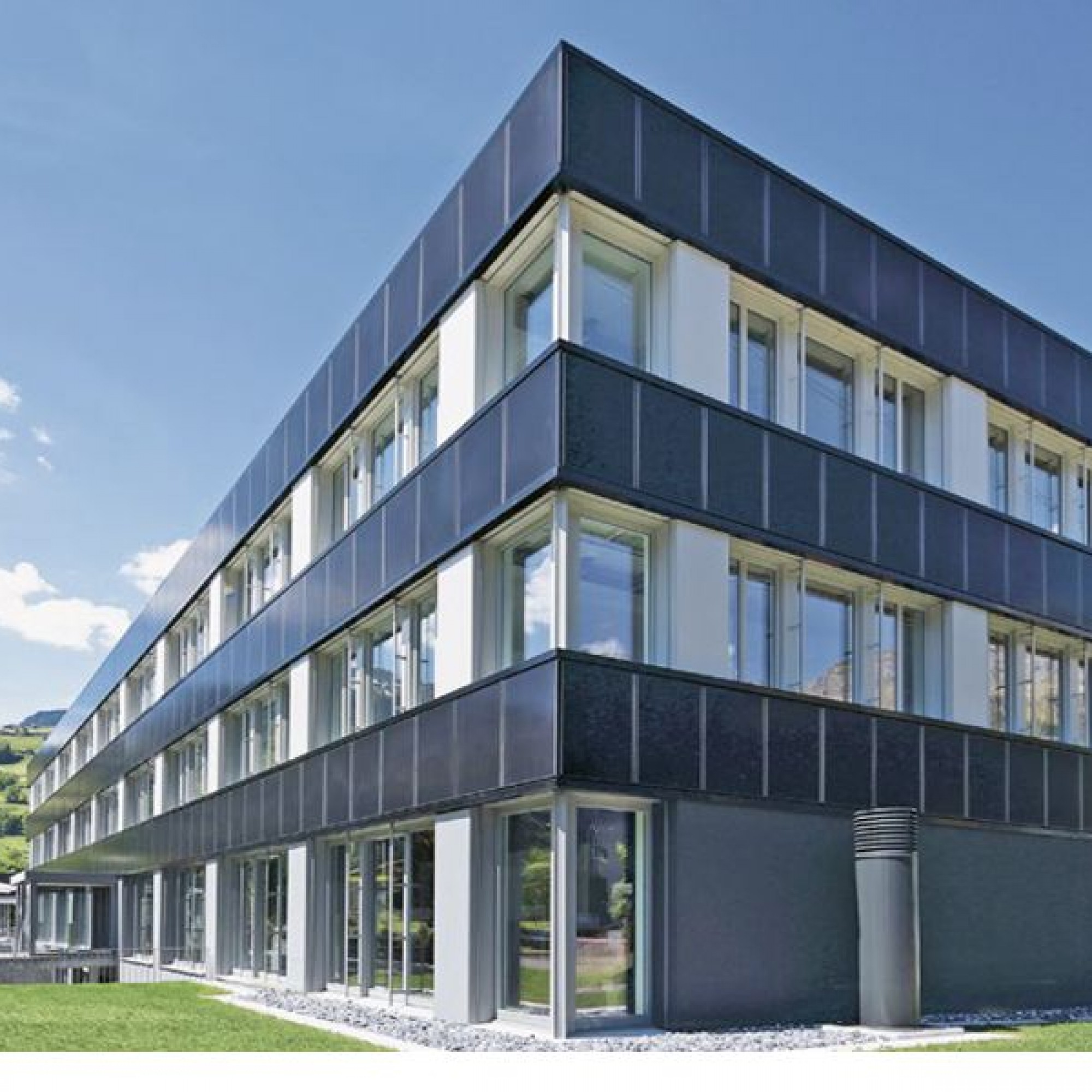 découvrez les avantages d'une façade photovoltaïque pour votre bâtiment. optimisez l'efficacité énergétique tout en embellissant votre extérieur grâce à des panneaux solaires intégrés. alliez esthétisme et performance dans votre projet architectural.