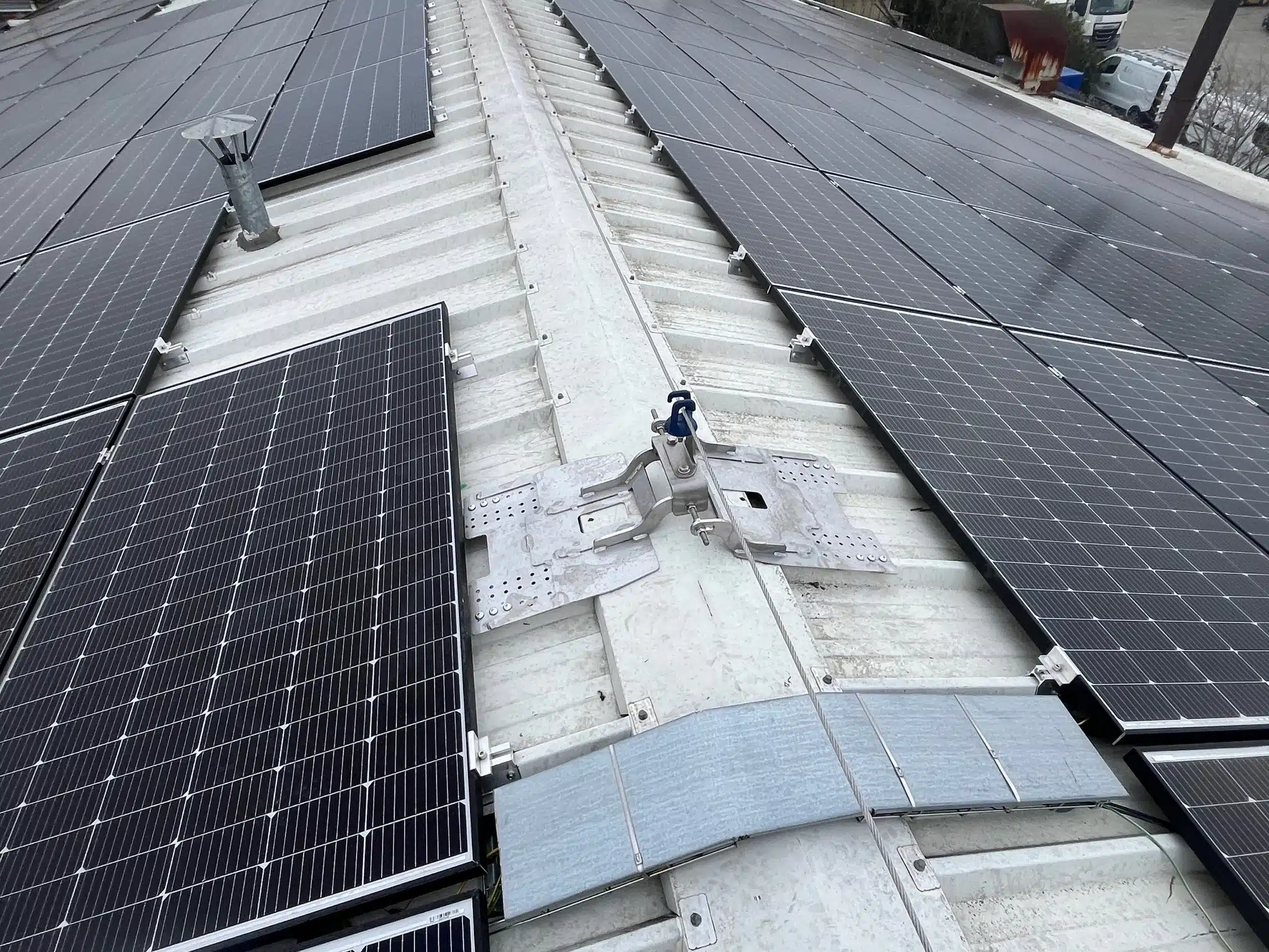 découvrez les avantages d'une toiture photovoltaïque pour produire votre propre électricité, réduire vos factures d'énergie et contribuer à la protection de l'environnement grâce à une solution durable et innovante.