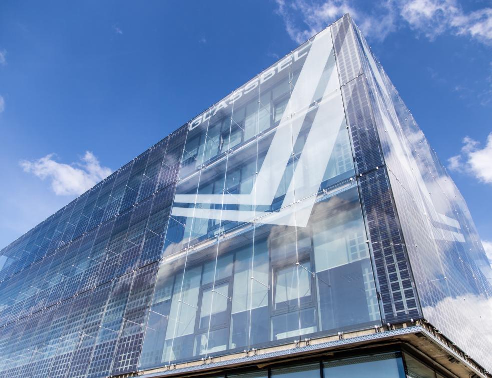 découvrez comment les panneaux solaires en façade transforment l'architecture tout en augmentant l'efficacité énergétique de votre bâtiment. alliez esthétique et durabilité avec cette solution innovante qui permet de réduire vos factures d'énergie et d'optimiser l'utilisation de l'espace.