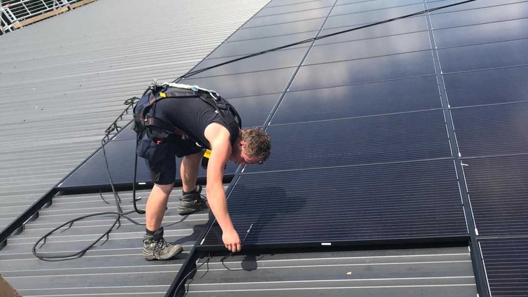 découvrez comment choisir le meilleur rail de fixation pour vos panneaux solaires. nos conseils vous guideront dans le choix des matériaux, des dimensions et des types de rails adaptés à votre installation, afin d'assurer la durabilité et l'efficacité de votre système solaire.