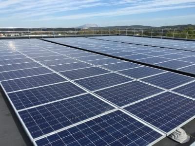 découvrez le dimensionnement solaire, une méthode essentielle pour optimiser l'installation de systèmes solaires. apprenez à évaluer les besoins énergétiques, à choisir les composants adaptés et à maximiser l'efficacité de votre projet solaire. profitez des avantages économiques et environnementaux de l'énergie renouvelable.