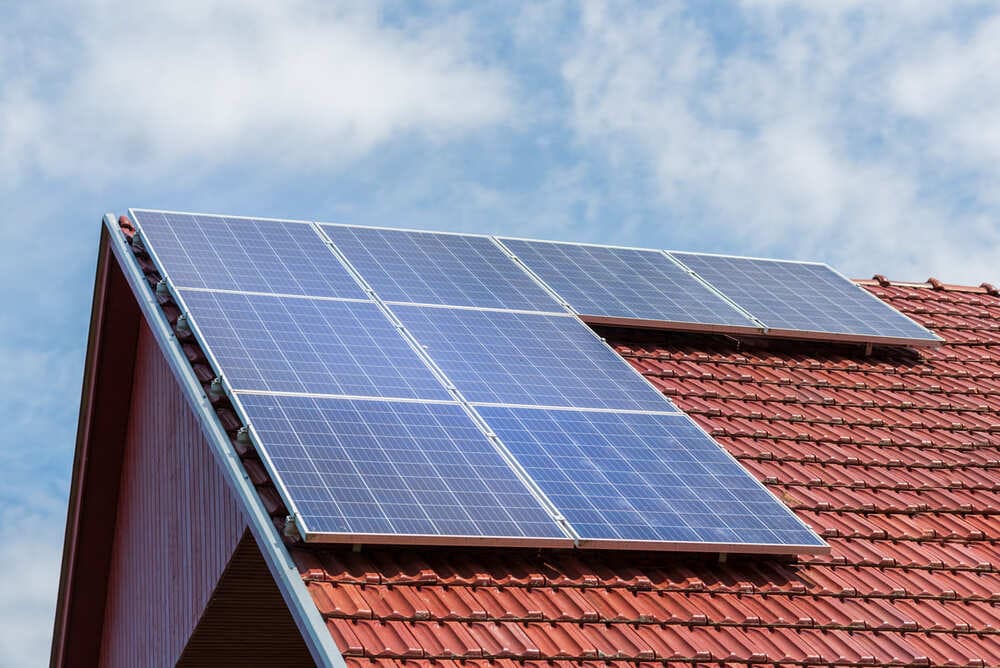 découvrez comment optimiser l'installation de panneaux photovoltaïques sur un toit inclinés. profitez d'une meilleure production d'énergie grâce à des angles adaptés et maximisez votre rendement solaire.