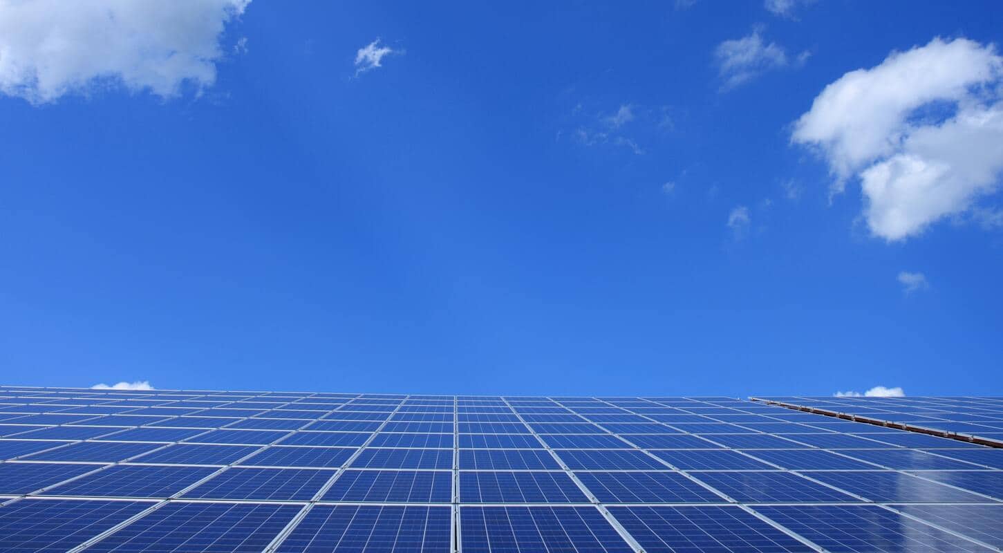 découvrez les avantages des panneaux solaires verticaux : solutions innovantes et esthétiques pour optimiser la captation d'énergie solaire dans des espaces réduits tout en contribuant à la transition énergétique.