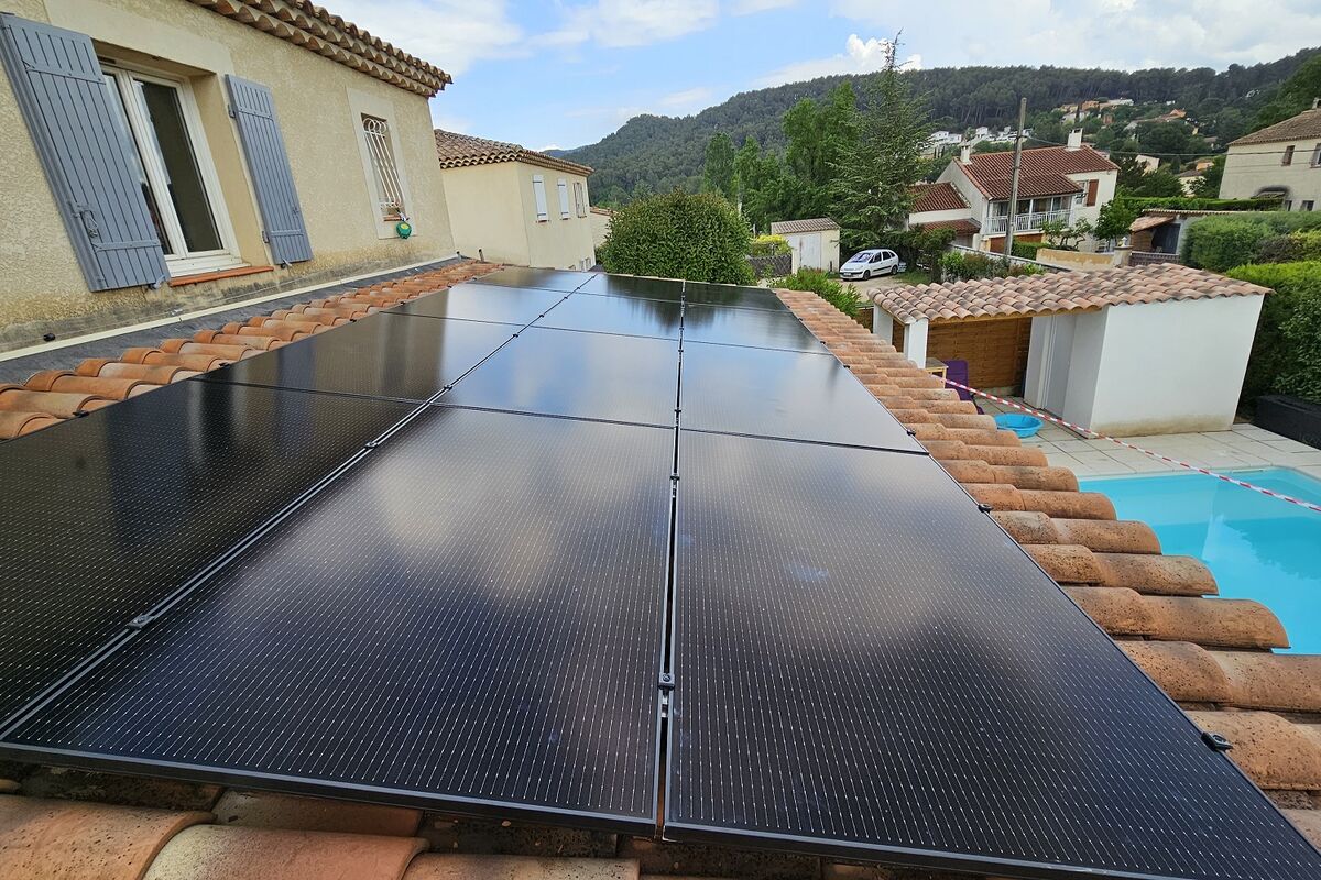 découvrez comment les panneaux photovoltaïques installés sur un toit à 45° peuvent optimiser la production d'énergie solaire. profitez d'une solution écologique et économique pour réduire vos factures d'électricité tout en valorisant votre habitat.