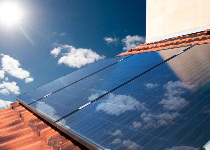 découvrez les nombreux avantages d'un kit solaire de 3 kwc : économies d'énergie significatives, respect de l'environnement, et valorisation de votre immobilier. profitez d'une installation simple et d'une autonomie énergétique accrue avec ce système performant et durable.